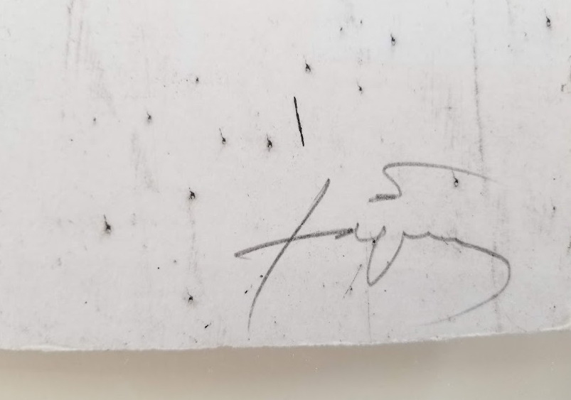 Un vase de terre crue et le T du nom de Tàpies (Pl 1)