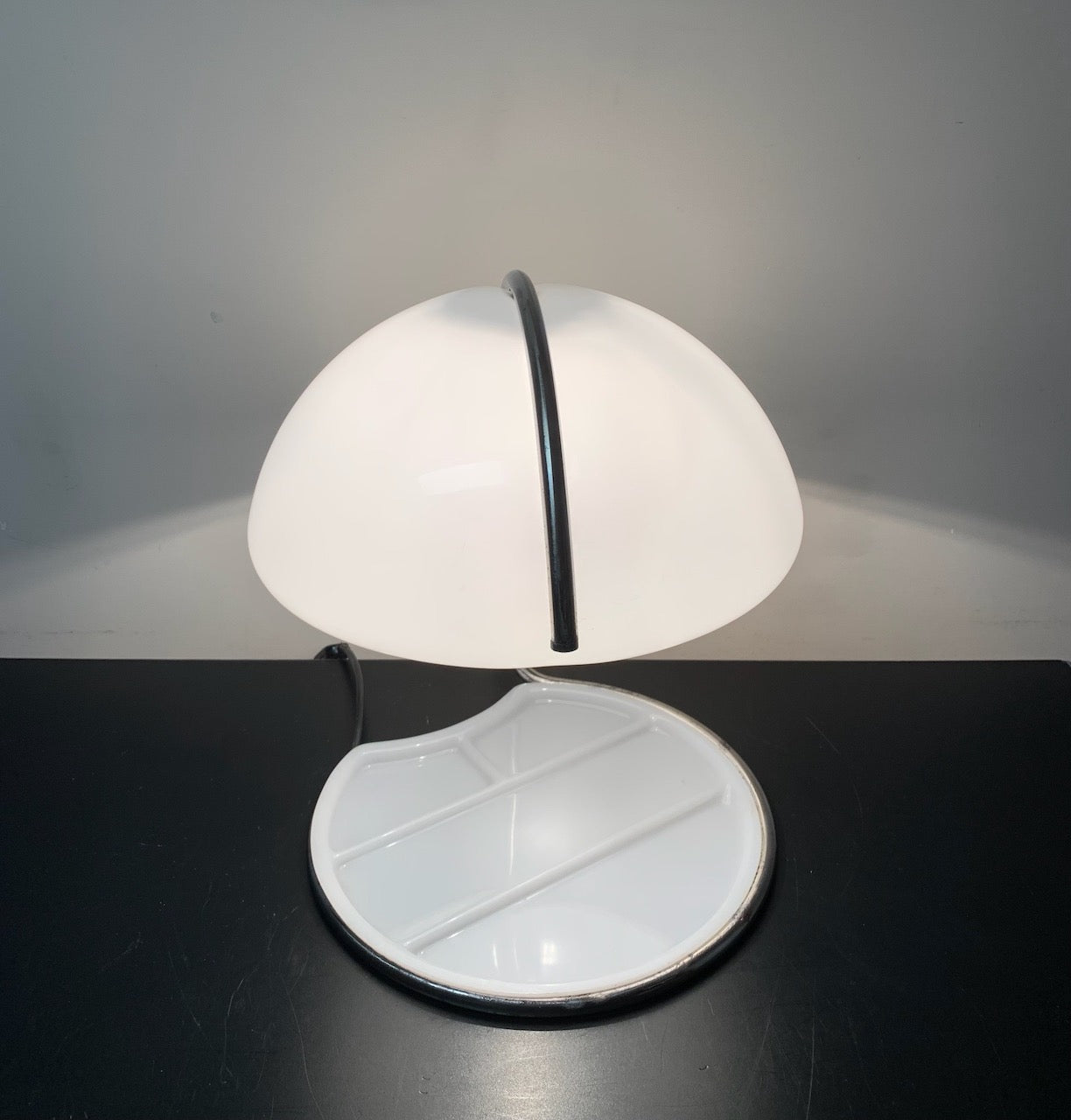 Space Age Conchiglia Table Lamp by Luigi Massoni & Luciano Buttura for Harvey Guzzini, 1968
