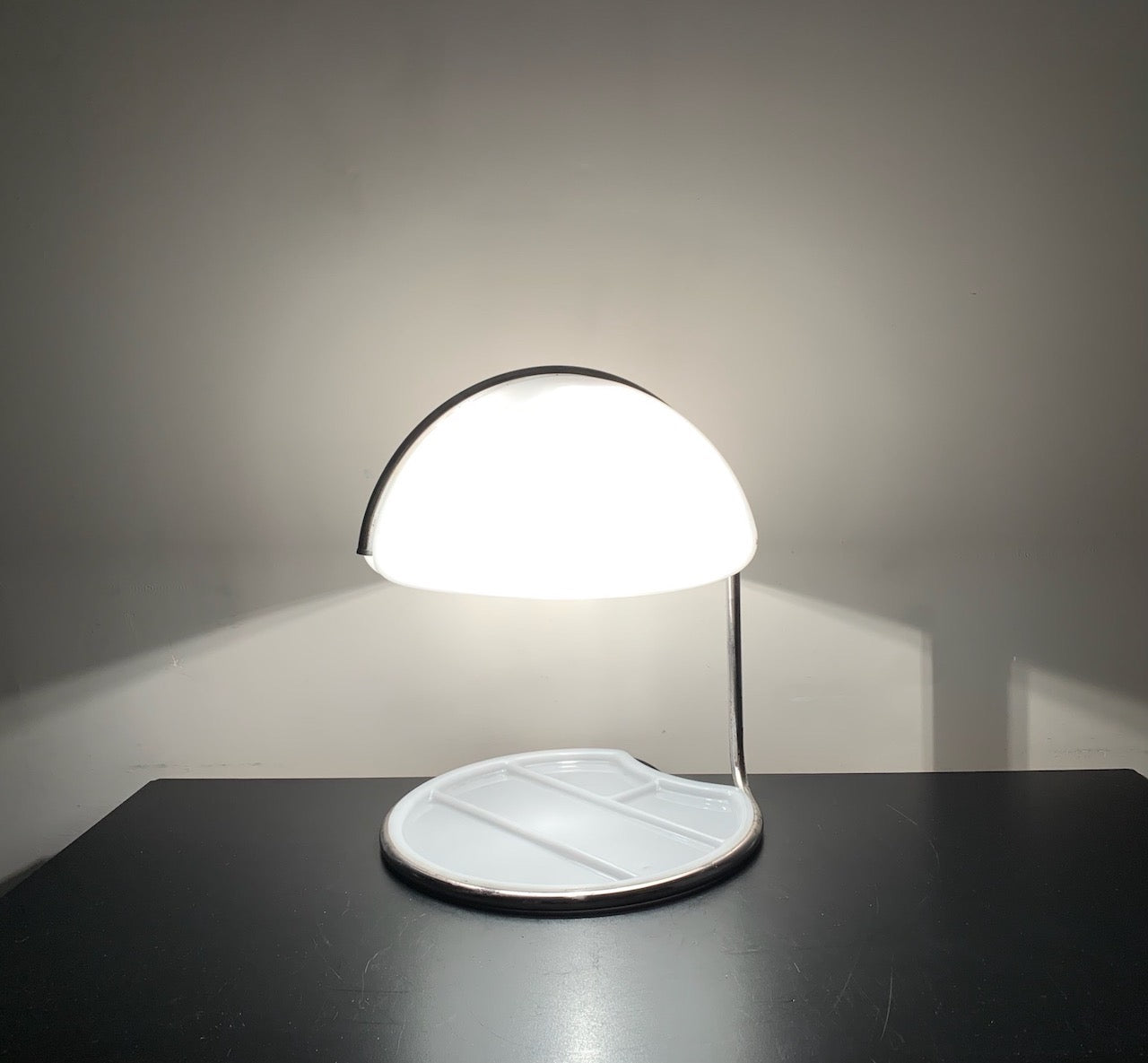 Space Age Conchiglia Table Lamp by Luigi Massoni & Luciano Buttura for Harvey Guzzini, 1968