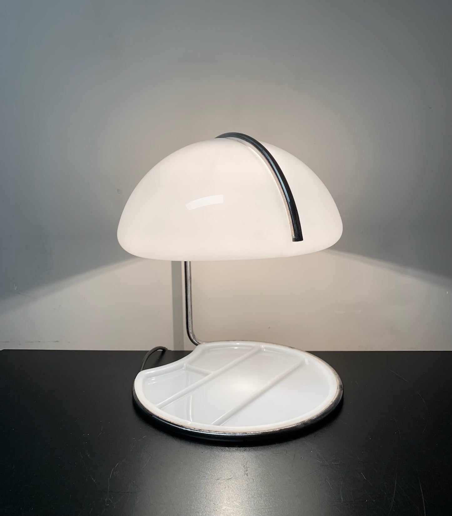Space Age Conchiglia Table Lamp by Luigi Massoni & Luciano Buttura for Harvey Guzzini, 1968